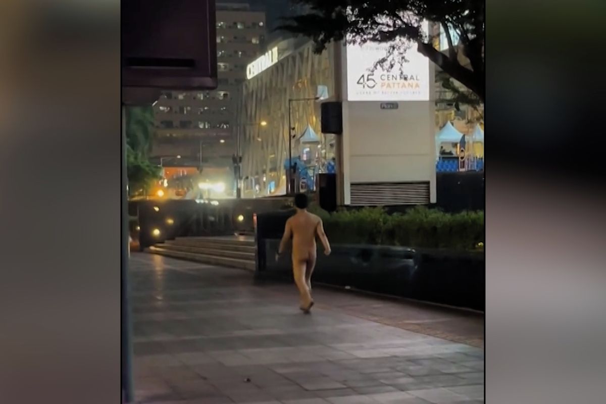 Po ulici v Bangkoku klusal naháč. Kolemjdoucí nevěřícně zírali s otevřenou pusou