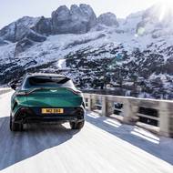 Liší se také výfukovými koncovkami nad sebou.