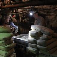 Popílko-cementovou směs Adibet míchají horníci s vodou přímo v podzemí. 