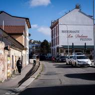 Pár minut jízdy od centra Prahy jde najít rozpadlé domy. 