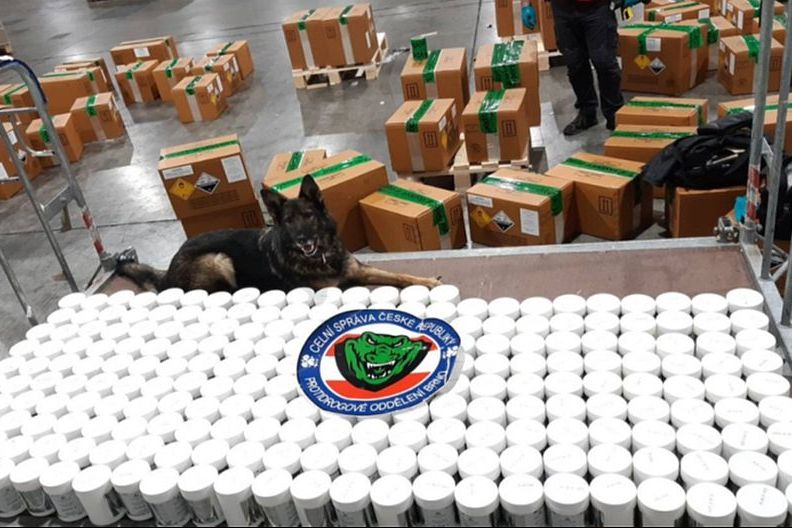 V kosmetice v Praze našli rekordní metrák ketaminu. Celníci rozbili drogový syndikát