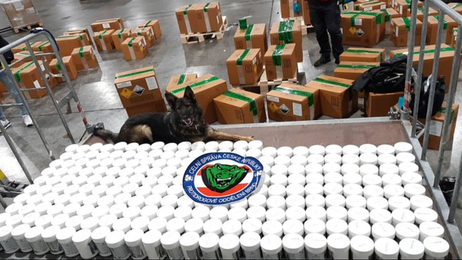 V kosmetice v Praze našli rekordní metrák ketaminu. Celníci rozbili drogový syndikát