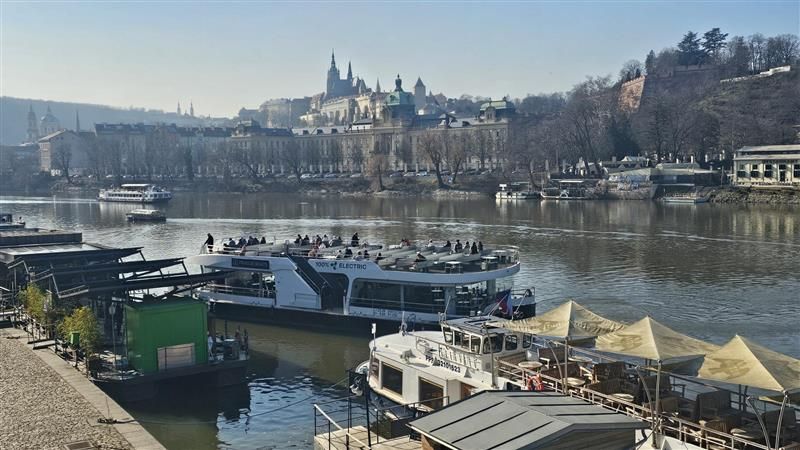 Piráti útočí na výletní lodě v Praze. Na Vltavě se schyluje k bitvě o výhledy na řeku