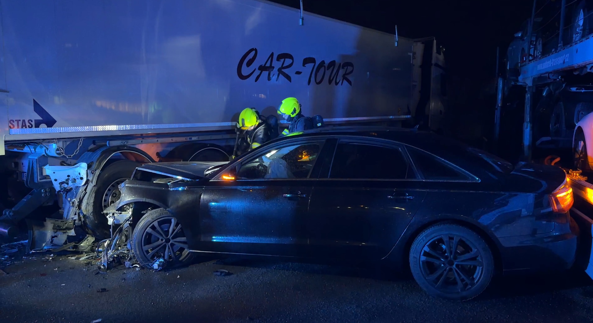 Nabourali audi do kamionu u Prahy a utekli. Jeden se vrátil a nadýchal 1,7 promile