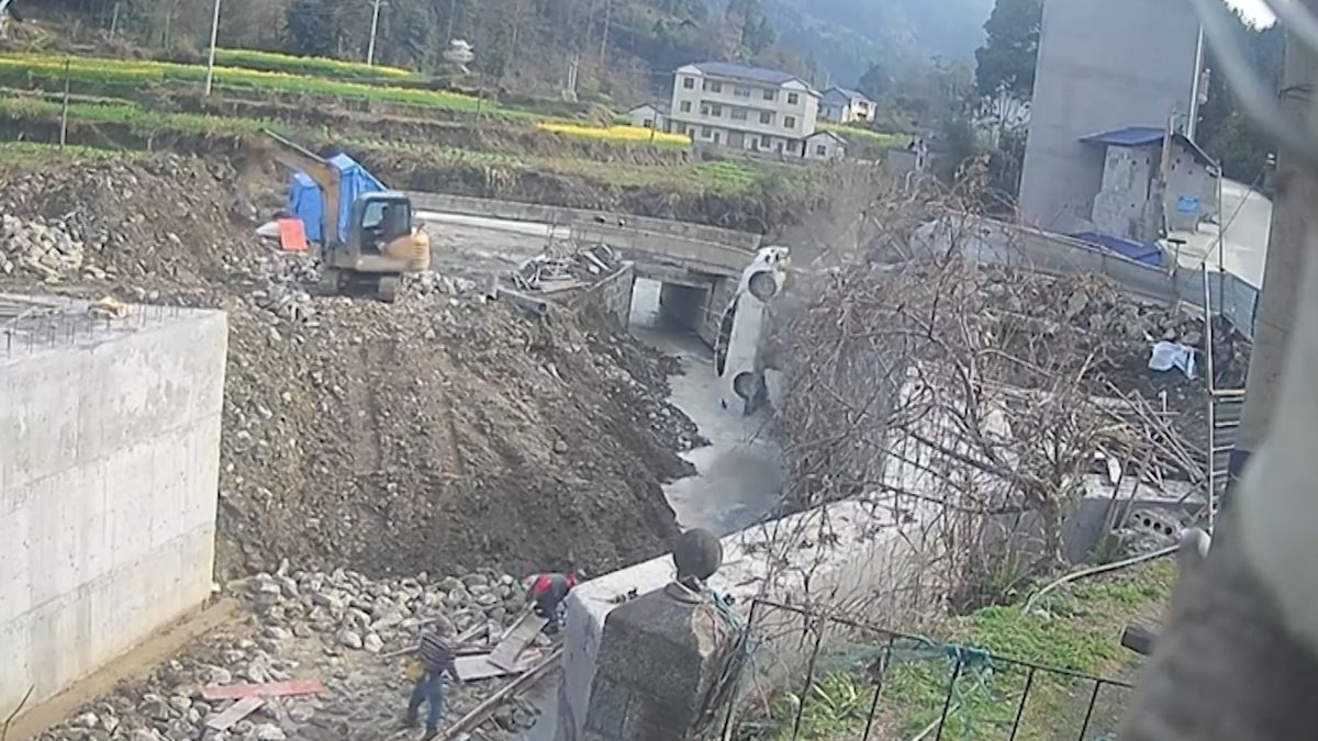 Auto se při couvání v Číně zřítilo do řeky. Bezpečnostní kameře to neušlo