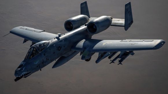 Už 10 let ho chtějí vyřadit. Teď je ze starého louskáčku na tanky ničitel lodí a dronů