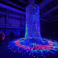 Polský tvůrce Ksawery Kirklewski se zaměřil na neviditelné systémy, které stojí za dnešní extrémně rychlou digitální komunikací. V někdejší autobusové hale DEPO2015 návštěvníci uvidí šestimetrovou tubusovou konstrukci, jež využívá 4800 metrů LED pásků a 144 000 pixelů běžících rychlostí 100 snímků za sekundu.