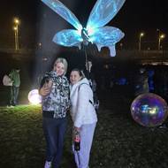 Snová motýlí louka s velkými barevnými květinami i duhovými bublinami nedaleko kostela U Ježíška. Autorem je soubor V.O.S.A. Theatre.