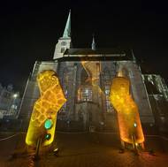 Náměstí Republiky se proměnilo ve velký sochařský park, kde díla Čestmíra Sušky vytvářejí působivou hru světla a stínu.