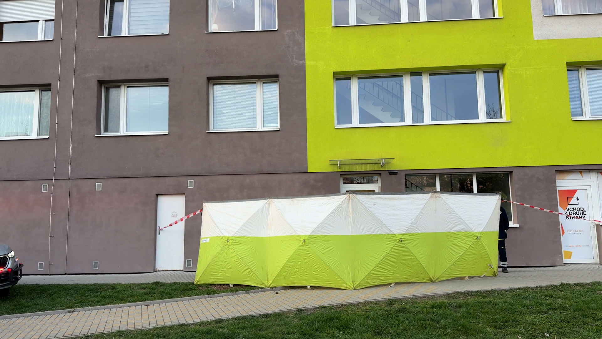 V Kladně našli na ulici mrtvou ženu, zřejmě vypadla z okna 