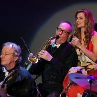 Jolana Haan Smyčková se členy Orchestru divadla Semafor, saxofonistou Davidem Vrobelem a kytaristou Vladimírem Vandrovcem. Oba jsou též zdatnými sólisty.