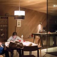 Dům krášlí kvalitní dřevo, které slouží jako materiál pro nábytek i obklad stěn.