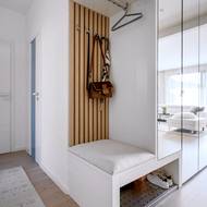 V předsíni zaujme věšáková stěna s botníkem. Příchozího okamžitě naladí na styl, v němž je zařízený celý byt.