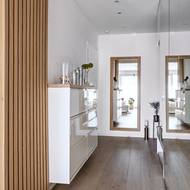 Praktickým prvkem jsou prosklené vestavěné skříně v předsíni.