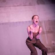 V inscenaci souboru Burkicom Směj se, pořád se směj! tančí performerka Paulína Šmatláková.