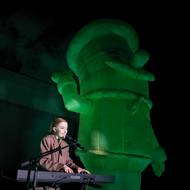 Slovenská tanečnice Paulína Šmatláková v inscenaci Směj se, pořád se směj! nejen tančí, ale i zpívá.