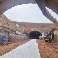 Uprostřed raženého tunelu je část hloubená, která bude opět zasypána.