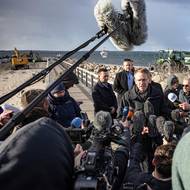 Záchrannou akci přijel zkontrolovat ministerský předseda Šlesvicka-Holštýnska Daniel Günther.