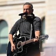 Zúčastnila se spousta celebrit, jednou z největších byl „Boss“ Bruce Springsteen. 