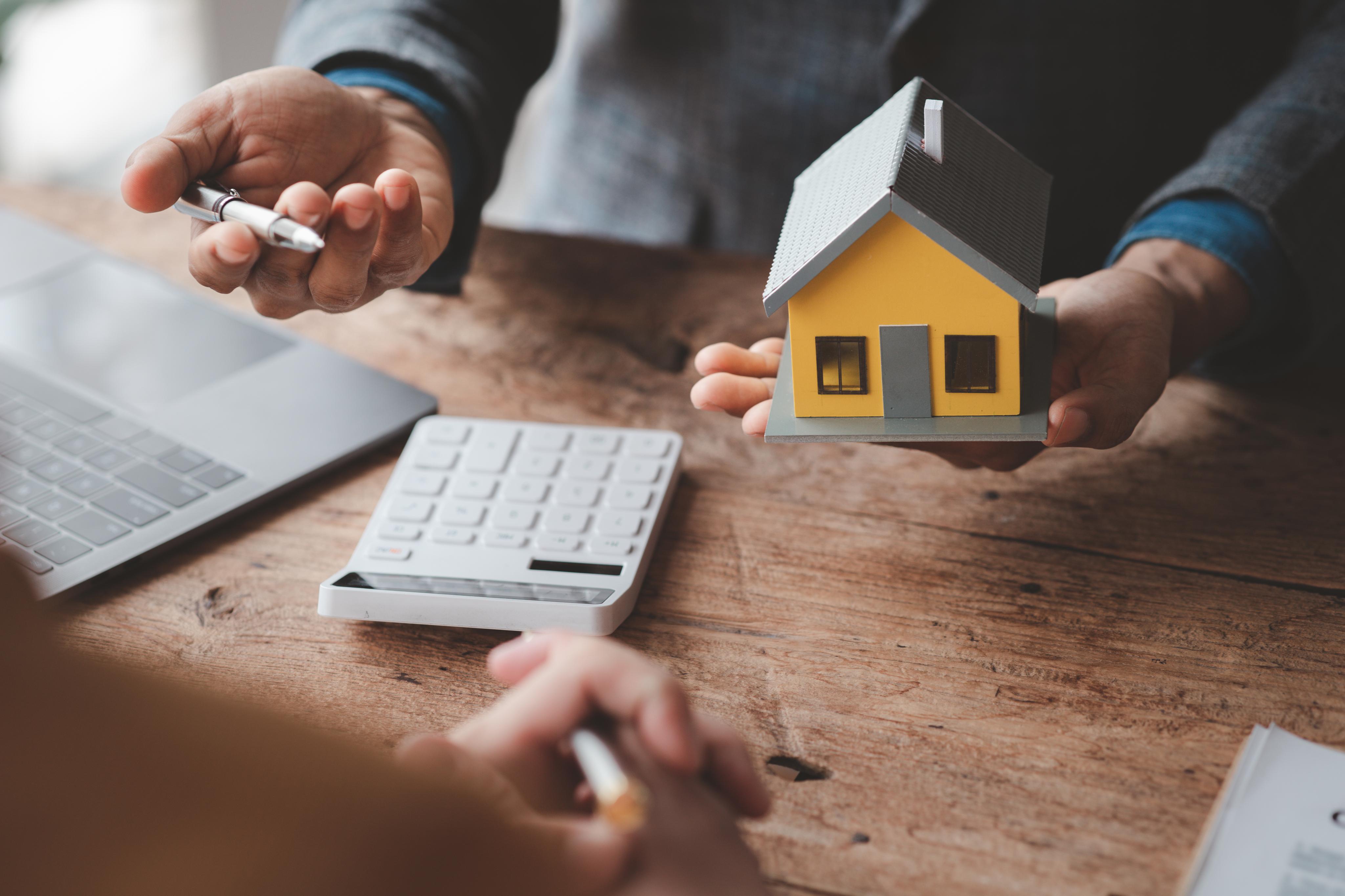 Ngân hàng siết chặt đối với các khoản vay đầu tư. Hàng ngàn người sẽ cần nhiều tiền hơn