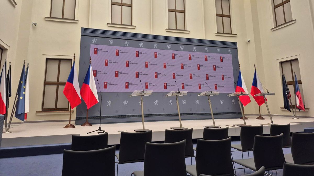 Na zákon nečekejte a vyvěste české vlajky, nakázal Babiš úřadům