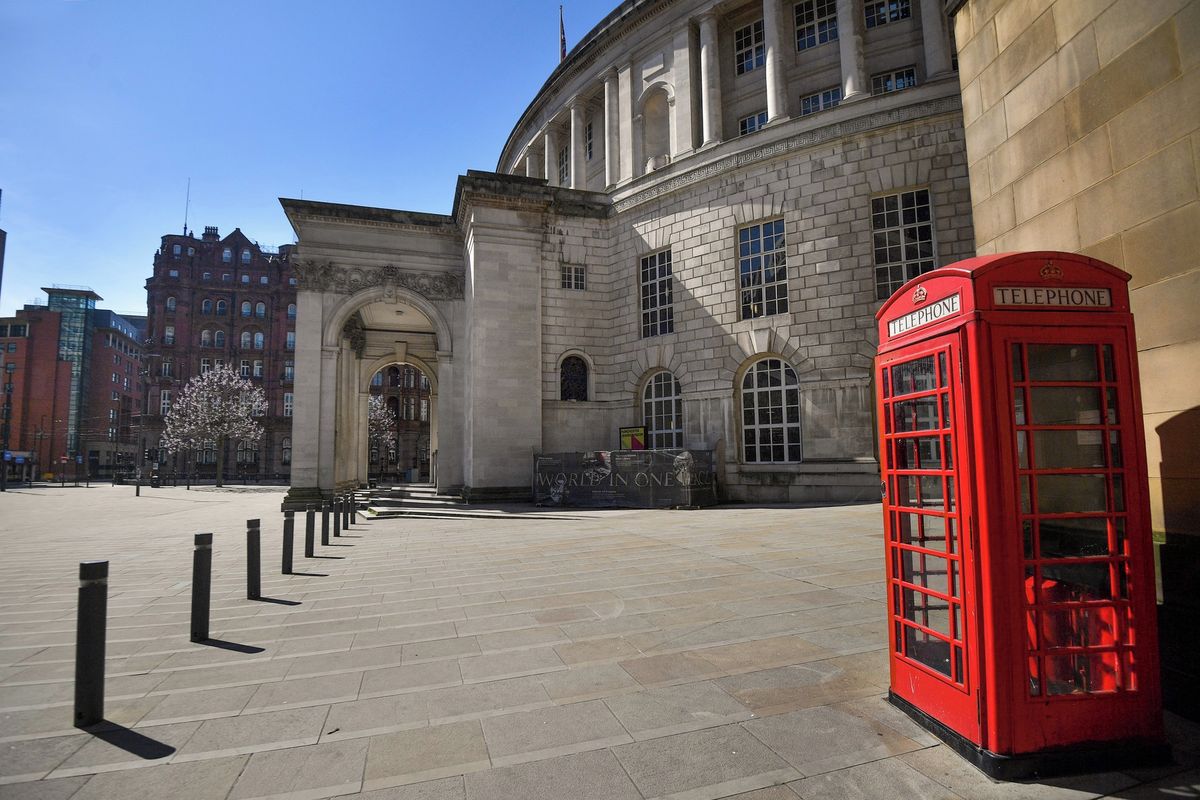 Chtěl si jen objednat kebab, z telefonní budky jej museli vyprostit hasiči
