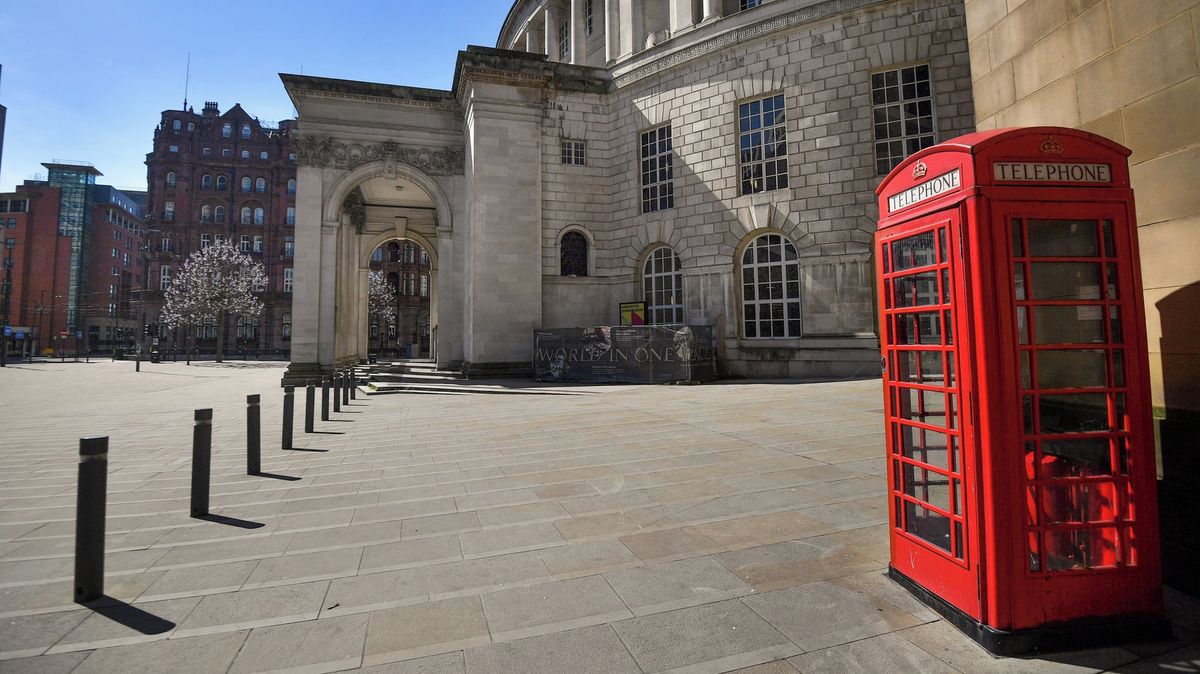 Chtěl si jen objednat kebab, z telefonní budky jej museli vyprostit hasiči