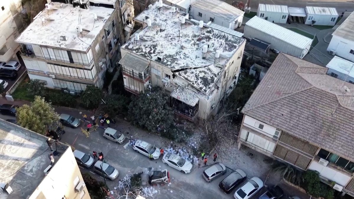 Írán odpaluje na města v Izraeli rakety s kazetovou municí