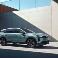 Podvozek nabídne dostatečnou světlou výšku pro opuštění zpevněných silnic a chybět by neměl ani pohon všech kol.