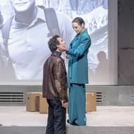 Hlavní problém totiž je, že Heda svým srdcem zůstává z velké části v minulosti, u Eilerta Løvborga (Igor Orozovič).