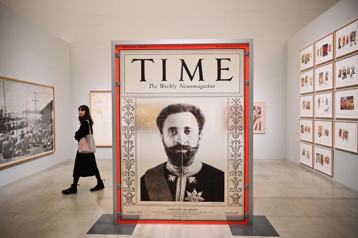 Výstava v centru DOX ukazuje, jak tištěná média za sto let ovlivnila společnost, včetně umění