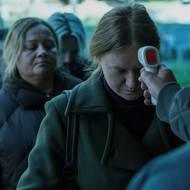 Snímek zachycuje všední realitu covidové éry aneb každodenní měření tělesné teploty před vstupem na pracoviště.