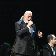 Daniel Hůlka ukončil první půli koncertu Sonetem o věrném příteli.