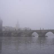 Mlha na Karlově mostě a Malé straně