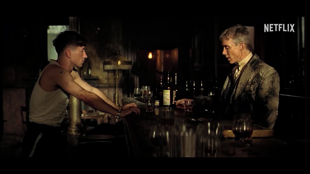 RECENZE: Série Gangy z Birminghamu ústí do filmového epilogu, v němž se hraje o odkaz Tommyho Shelbyho