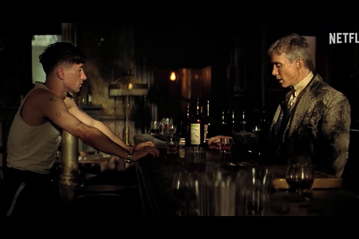 RECENZE: Série Gangy z Birminghamu ústí do filmového epilogu, v němž se hraje o odkaz Tommyho Shelbyho