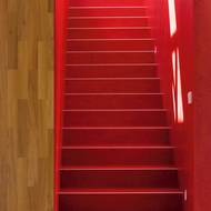 Ostře červená barva opticky spojuje dvě podlaží a dává jasně najevo, že odvážný rukopis se bude opakovat i v horním patře.