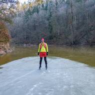 Z bruslení na Vranovské přehradě na konci února. Konec zamrzlé plochy na řece Želetavka pod hradem Bítov. 