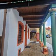 Nový valounový chodník nahradí dláždění z nepůvodního materiálu (únor 2025).