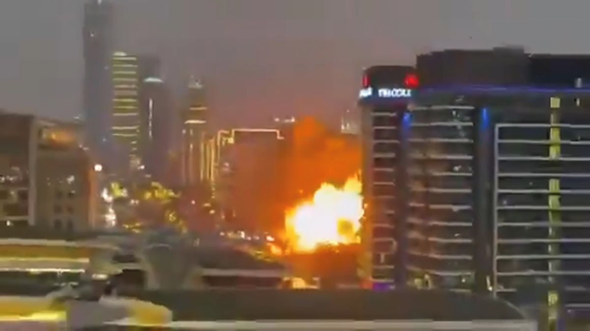 Exploze íránského dronu v Dubaji. Záběry ukazují jeho pád před známý hotel