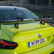 Novinkou je také nastavitelné zadní křídlo, opět zvyšující přítlak vozu.