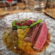 Sobí maso na talíři. Chuťově je velmi specifické, vzdáleně připomíná hovězí.