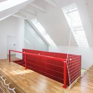 Chodba je výrazně prosvětlená střešními okny. Prostor rozděluje na dvě protilehlé části: dětský pokoj a ložnici rodičů.