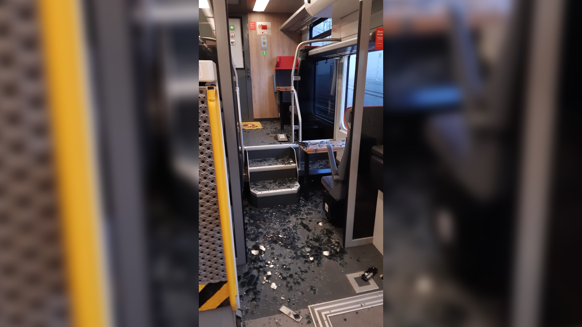Proč? Tři opilí muži zdemolovali vagón vlaku do Prahy