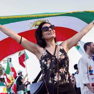 Íránská vlajka v Los Angeles. Takový outfit by si „doma“ Íránky dovolit nemohly. 