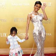 Teyana Taylorová v šatech od Thoma Browna a dětská hvězda Rue Rose Shumpertová