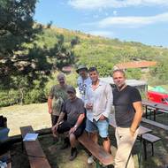 Kapela je spojená také s Festivalem Banát, který se v létě odehrává v Rumunsku, mezi krajany. Vepředu na fotografii stojí režisér snímku Neboj, dýchej, čaruj Dan Svátek, za ním organizátor akce Štěpán Slaný.