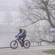 I na kole platí, že je důležité být viděn, zvlášť v mlze. 