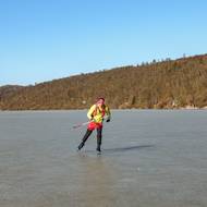 Štěpán Dvořák si oblíbil bruslení na jarním ledu.