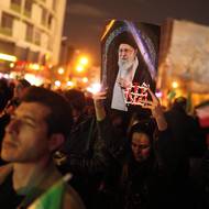 Reakce Íránců na smrt Alího Chámeneího jsou různé. V Teheránu velký dav truchlil…